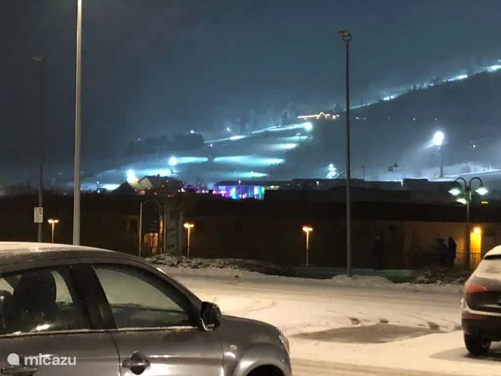 Auch abends bei Kunstlicht Skifahren