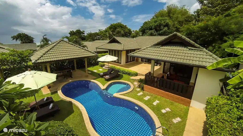 Schwimmbad und Garten