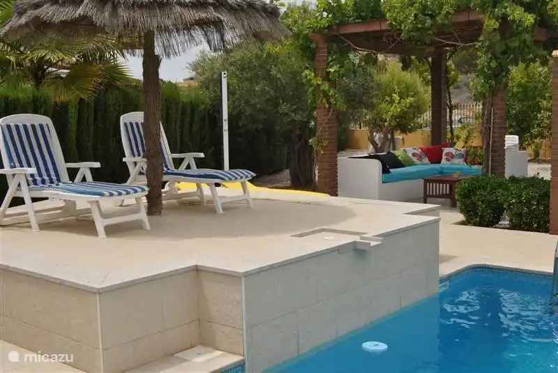 Rund um den Pool viele Terrassen und viele Sonnenliegen, um Sonne oder Schatten zu genießen. Die erhöhte Sonnenschirmterrasse bietet einen wunderbaren Überblick und bietet bei Bedarf Schatten.