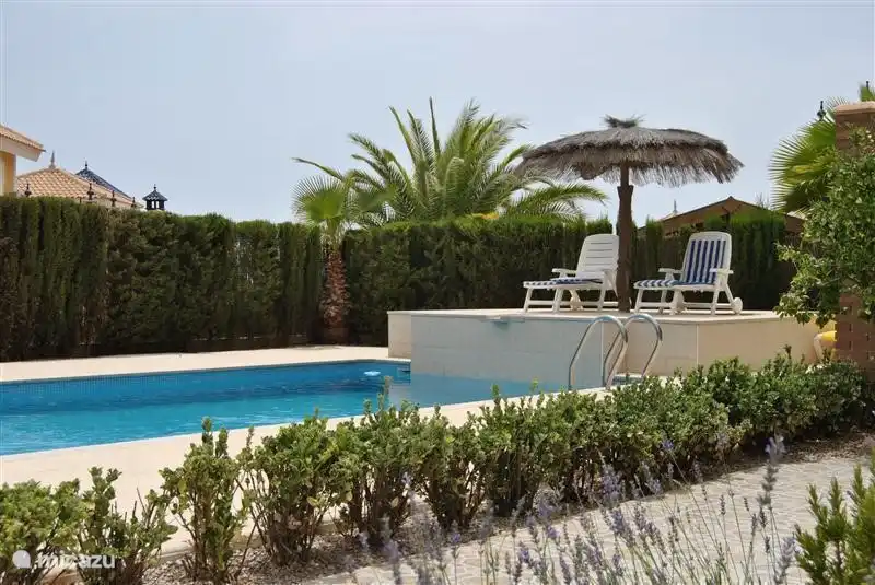 Casa Mediterraneo verfügt über einen privaten Pool von 4 x 8 und fällt in die Tiefe. Darin integriert ist ein Springbrunnen aber auch Jacuzzi-Jets. Schwimmbadbeleuchtung natürlich. Das Bad wird zweimal wöchentlich von unserem erfahrenen und qualifizierten Wartungsteam gereinigt und getestet.