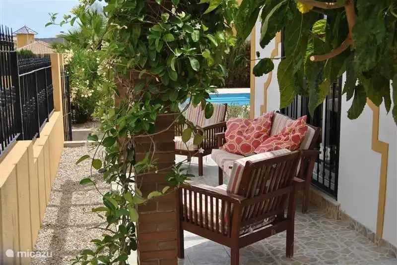 Stehen Sie auf und genießen Sie die Morgensonne von der Terrasse vor dem Haus. Unter den Mediterraneo-Pflanzen ein wunderbarer Ort für eine Zeitung oder Zeitschrift.