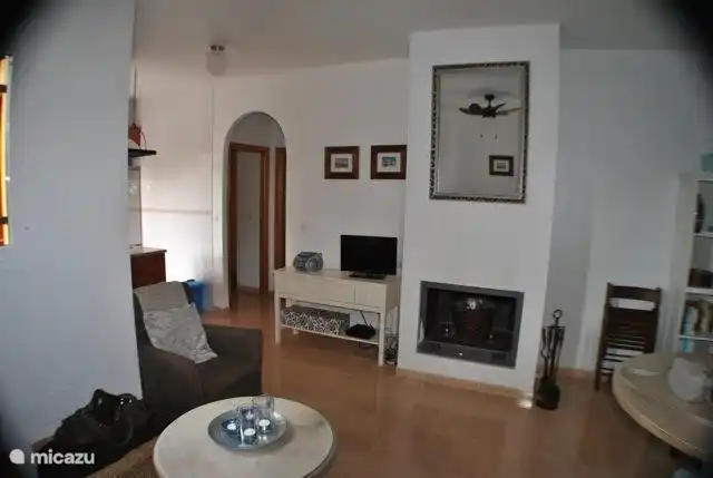 Das Wohnzimmer verfügt über einen neuen Flachbild-TV, eine Musikquelle und WIFI für das Internet. Der Kamin für die kühlen Winterabende verleiht dem gesamten Wohnzimmer einen attraktiven Eindruck.