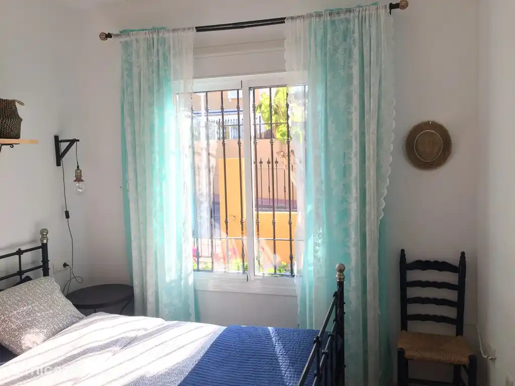 Das Hauptschlafzimmer der Casa Mediterraneo bietet viel Platz, ein ausgezeichnetes Doppelbett, geräumige Schränke, Deckenventilatoren und Verdunkelungsschirme gegen Hitze und Licht.