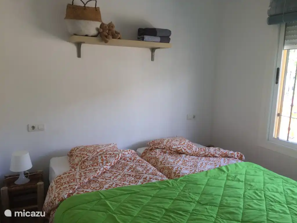 Das 2. Schlafzimmer im Erdgeschoss. 2 Einzelbetten mit guten Matratzen. Deckenventilator und viel Stauraum. Schönes, helles, geräumiges Zimmer, das komplett abgedunkelt werden kann. Auf Ihren Wunsch stellen wir Ihnen auf Wunsch ein zusätzliches Feldbett zur Verfügung.