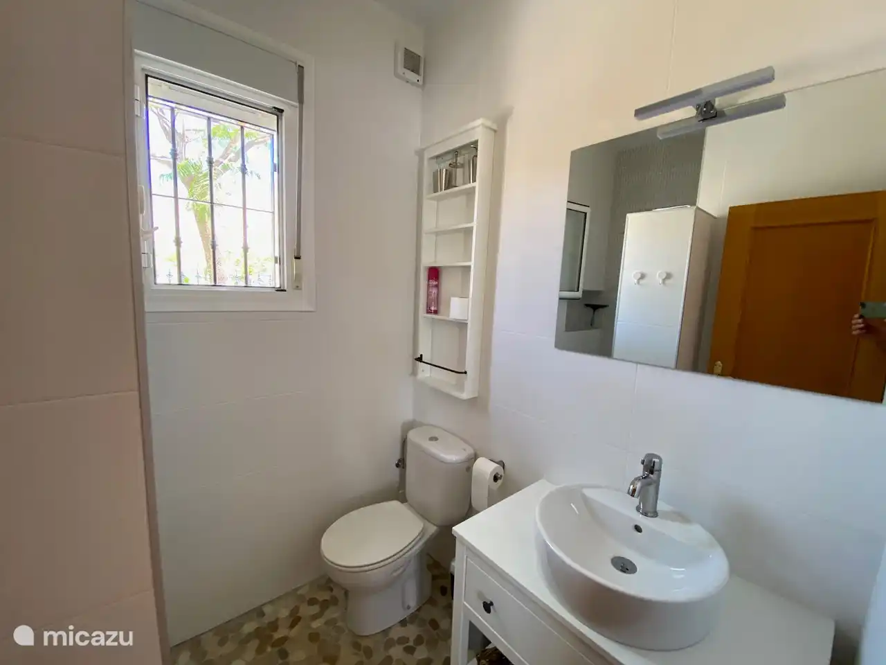 Garantiert ist Casa Mediterraneo bei Ihrer Ankunft als unser Gast immer blitzblank. Dies gilt natürlich auch und insbesondere für das komplett sanierte Bad im Jahr 2021. Im Badezimmer eine geräumige Dusche, Bidet, Waschbecken und schöner Boden.