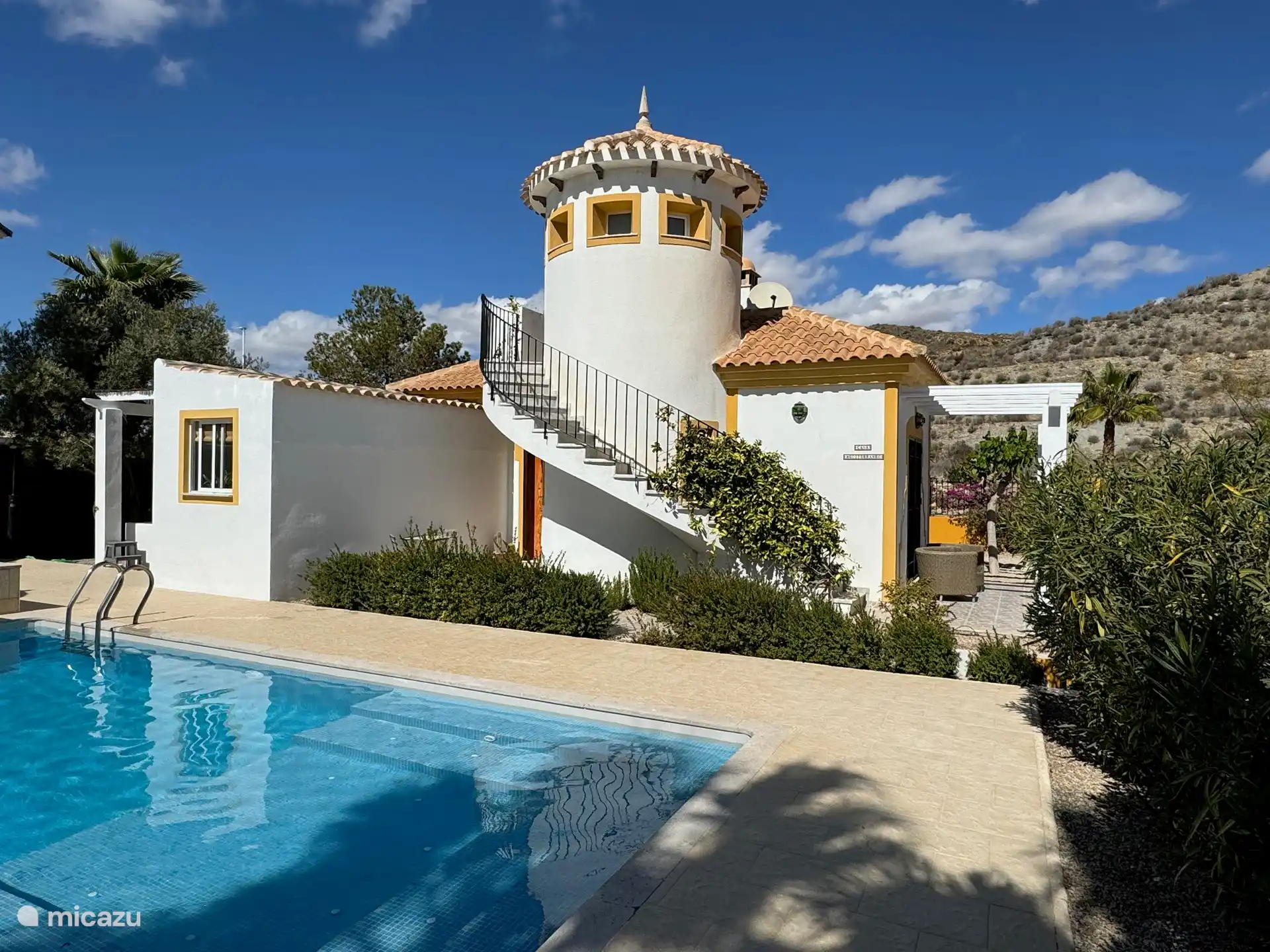 Das Hotel liegt in ruhiger Lage, wo kein Durchgangsverkehr an der Außenseite des Resorts vorbeiführt. Ruhe und Frieden mit allem Luxus, den Sie sich wünschen können, einschließlich privatem Pool und Parkplatz. Willkommen in Villamazarrón.