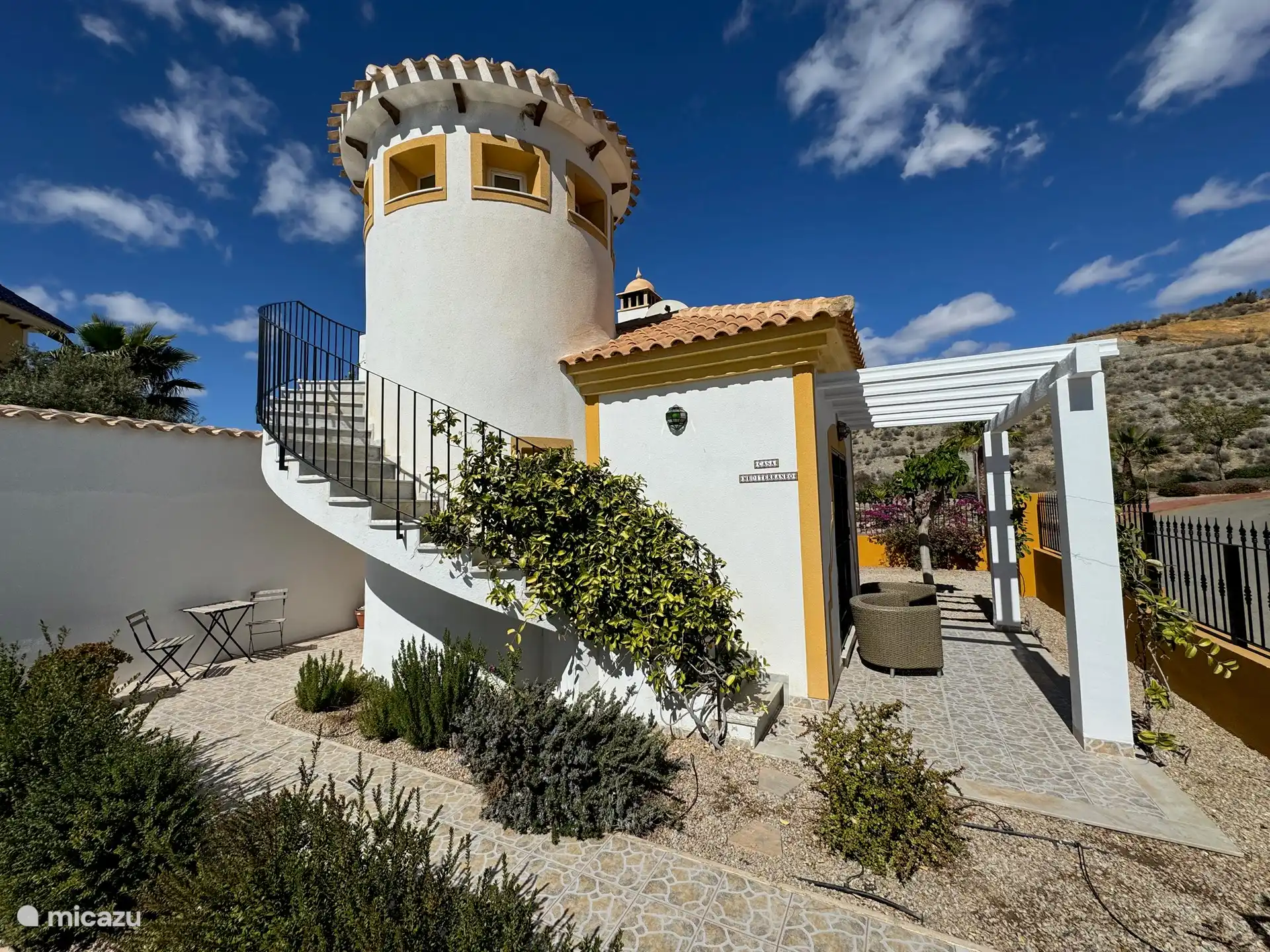 Viele Sonnen- und Schattenterrassen zu Ihrer Villa Casa Mediterranéo nach einer kürzlichen Renovierung im und um das Haus. Ruhe und Frieden an diesem schönen Ort. Willkommen in Villamazarrón.