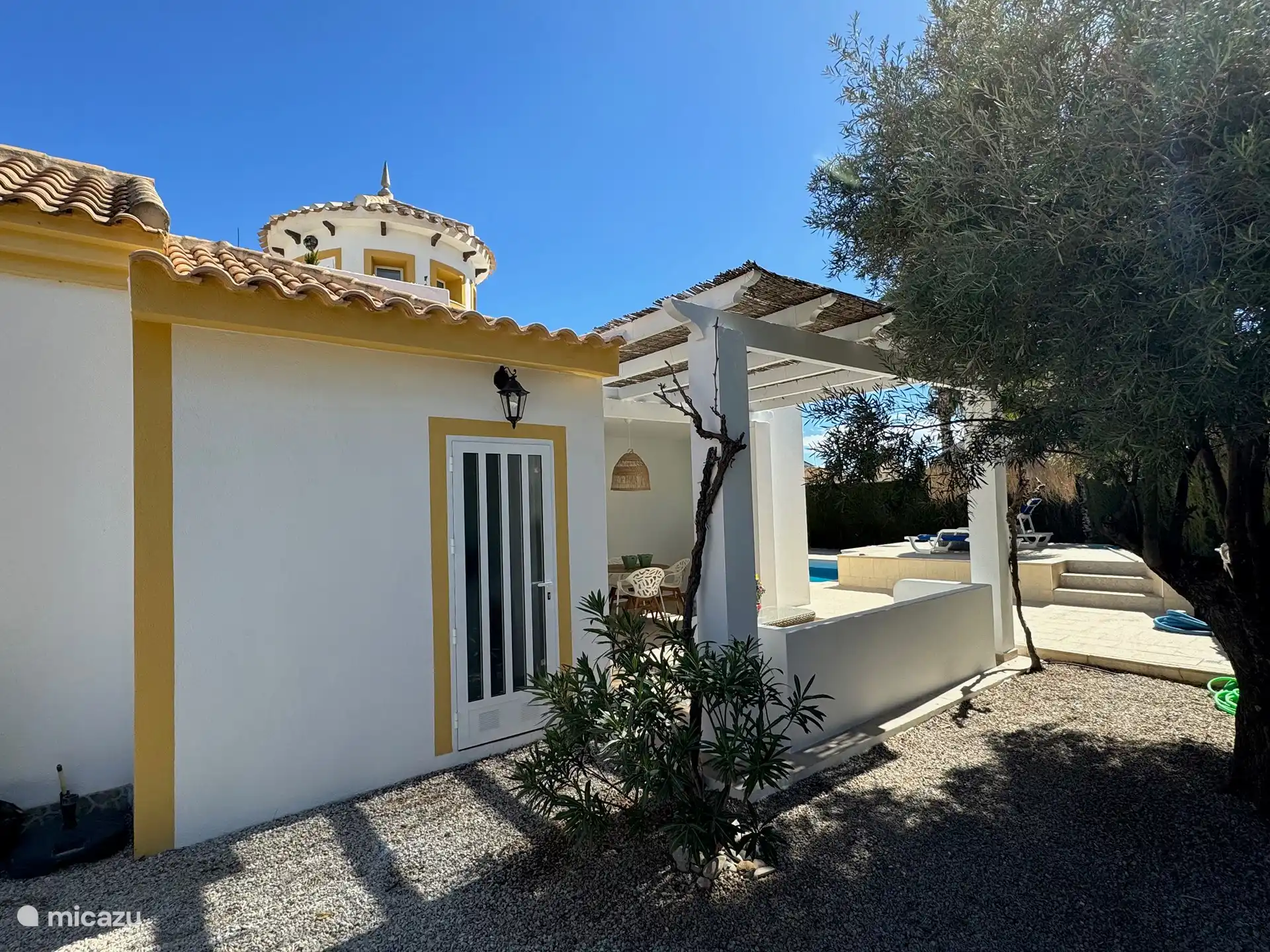 Im Hauswirtschaftsraum der Casa Mediterranéo finden Sie ein Waschbecken, ein Waschbecken, eine Waschmaschine, einen Boiler etc. 
Auch die Gartenkissen und Gartenmatratzen werden hier gelagert.