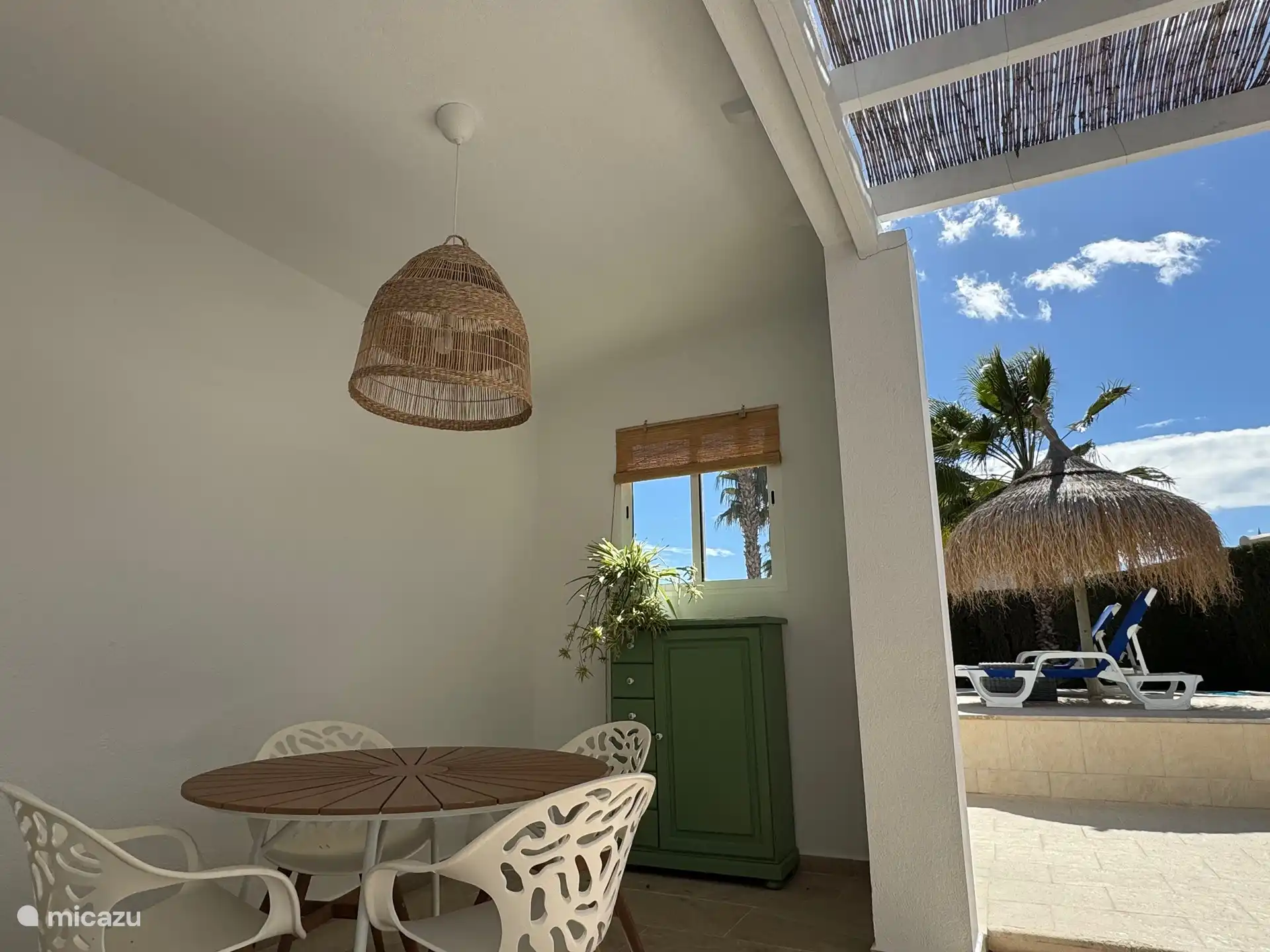 Privatsphäre und Atmosphäre. Hier befindet sich der Essbereich im Freien der Casa Mediterranéo. Geeignet für 5 Personen. Teilweise überdacht und teilweise halbschattig.