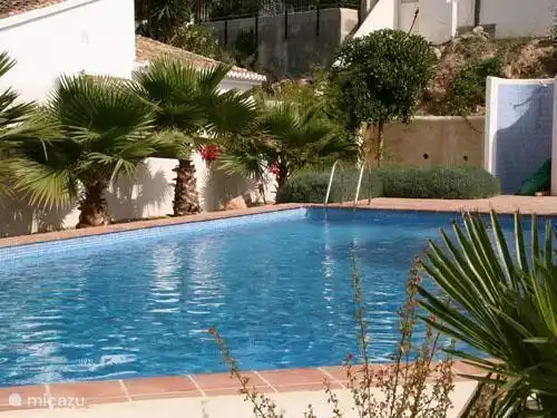Swimming pool of 5 by 11 meters, heated by a heat pump
1.40 m to 2.20 deep