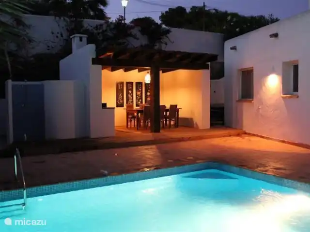Maison de la mer de sable | Espagne, Costa Blanca, Moraira - villa piscine et cuisine extérieure de nuit