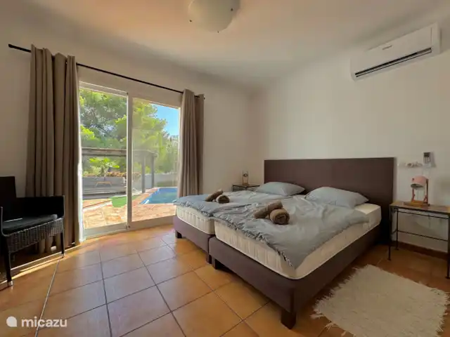 Maison de la mer de sable | Espagne, Costa Blanca, Moraira - villa 1ère chambre au rez-de-chaussée. Toutes les chambres disposent de la climatisation. Lit 180 x 200