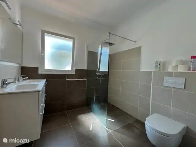 Maison de la mer de sable | Espagne, Costa Blanca, Moraira - villa Salle de bain au rez-de-chaussée avec double vasque, douche à l’italienne et WC