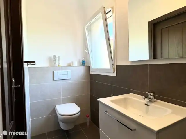 Maison de la mer de sable | Espagne, Costa Blanca, Moraira - villa Salle de bain au 1er étage avec toilettes, lavabo et douche à l’italienne