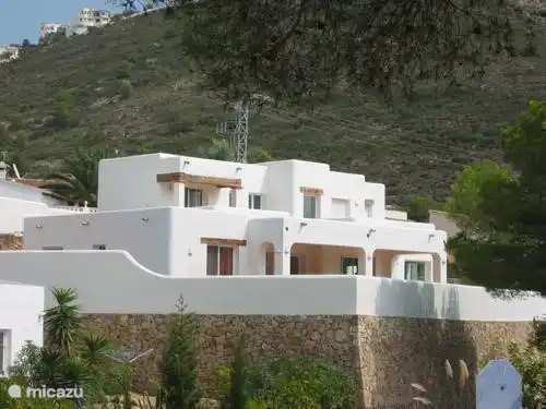 Luxury Built in 2005 in Ibiza style villa within walking distance of the beach (700m) and the village. On its own grounds of 1200 m2 with swimming pool (heated) swimming pool 11x5 m. Lots of privacy. Both air conditioning and heating throughout the house. Beautiful golf courses nearby.