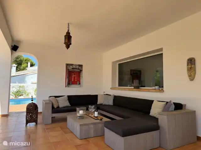 Maison de la mer de sable | Espagne, Costa Blanca, Moraira - villa Joli coin salon couvert avec canapés de salon