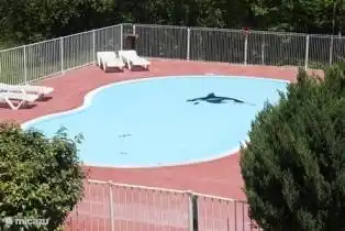 The children's pool is completely new in 2014 and adapted to the new standards of European legislation. Overgenens the other baths as well.