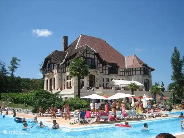Swimming 700 / m2 and a real castle "Chateau Cazaleres". by the animation get much done around the pool as water polo. For the little ones there is a special children.