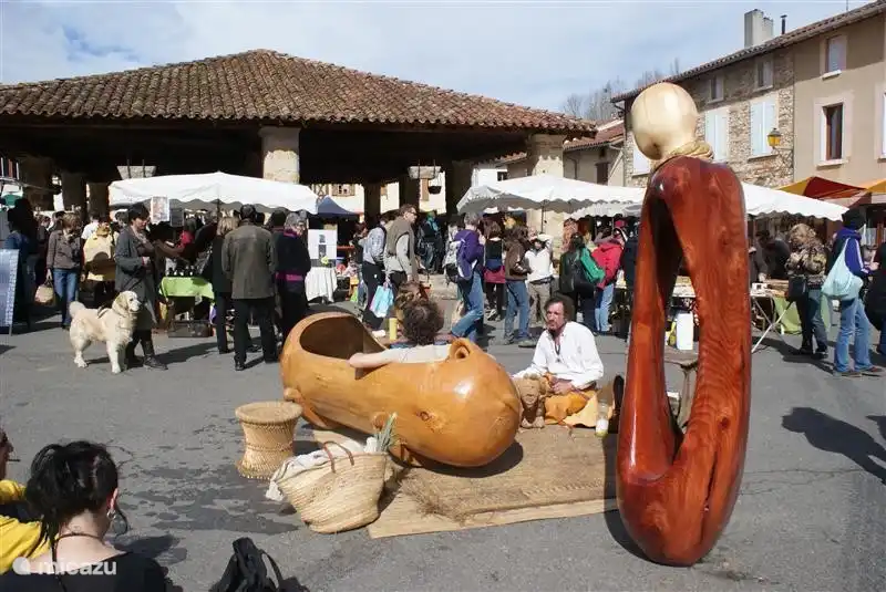The cozy market in Montbrun-Bocage is every Sunday morning, which you should not miss. Where you, as it were from every continent have come across someone. You can for example, a glass of wine, coffee etc. buy a euro. Very special and unique.