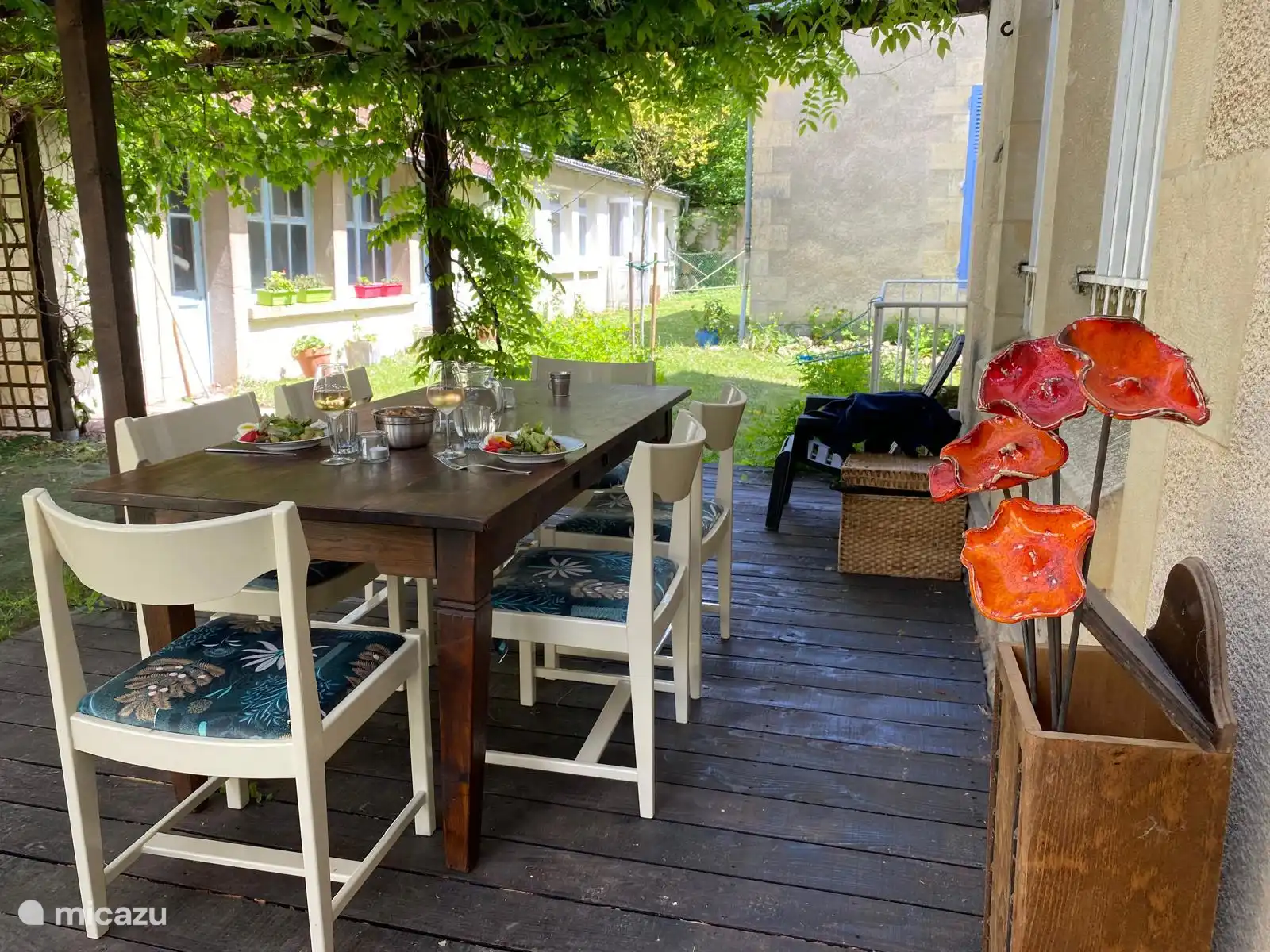 Schaduwterras aangrenzend aan de keuken