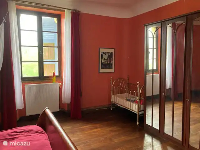 Villa Sainte Marie | France, Allier, Sanssat - maison de vacances Lit bébé dans la chambre parentale