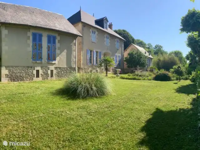 Villa Sainte Marie | France, Allier, Sanssat - maison de vacances La maison principale avec à côté les petites maisons qui ne sont pas encore louées.