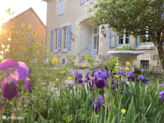 Villa Sainte Marie | France, Allier, Sanssat - maison de vacances Iris en fleurs