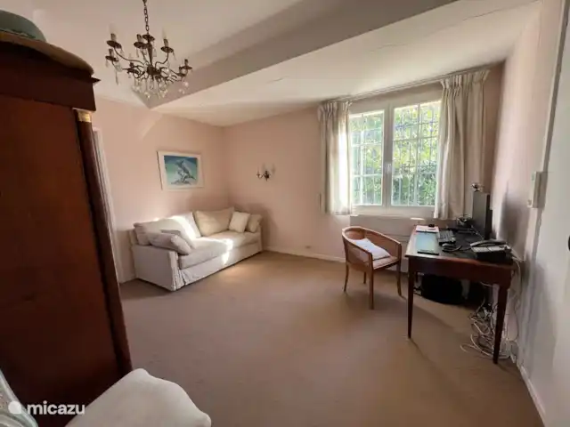 Villa Izenah | France, Côte d'Azur, Vence - villa Bureau/chambre d'amis pour un invité supplémentaire (avec douche/salle de bain privée).
Grand écran (connexion HDMI) et internet disponibles ; idéal pour la nouvelle façon de travailler !