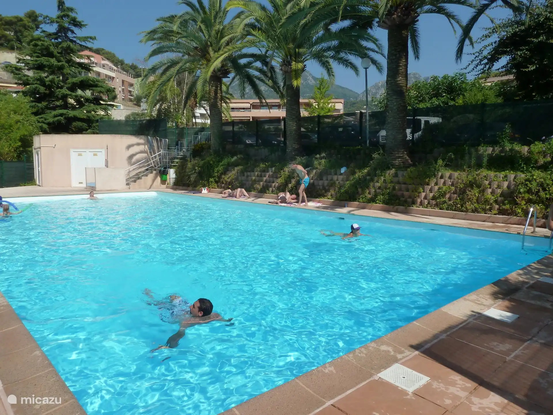 Het heerlijke zwembad bij ons fijne appartement met toilet en verkleedruimtes