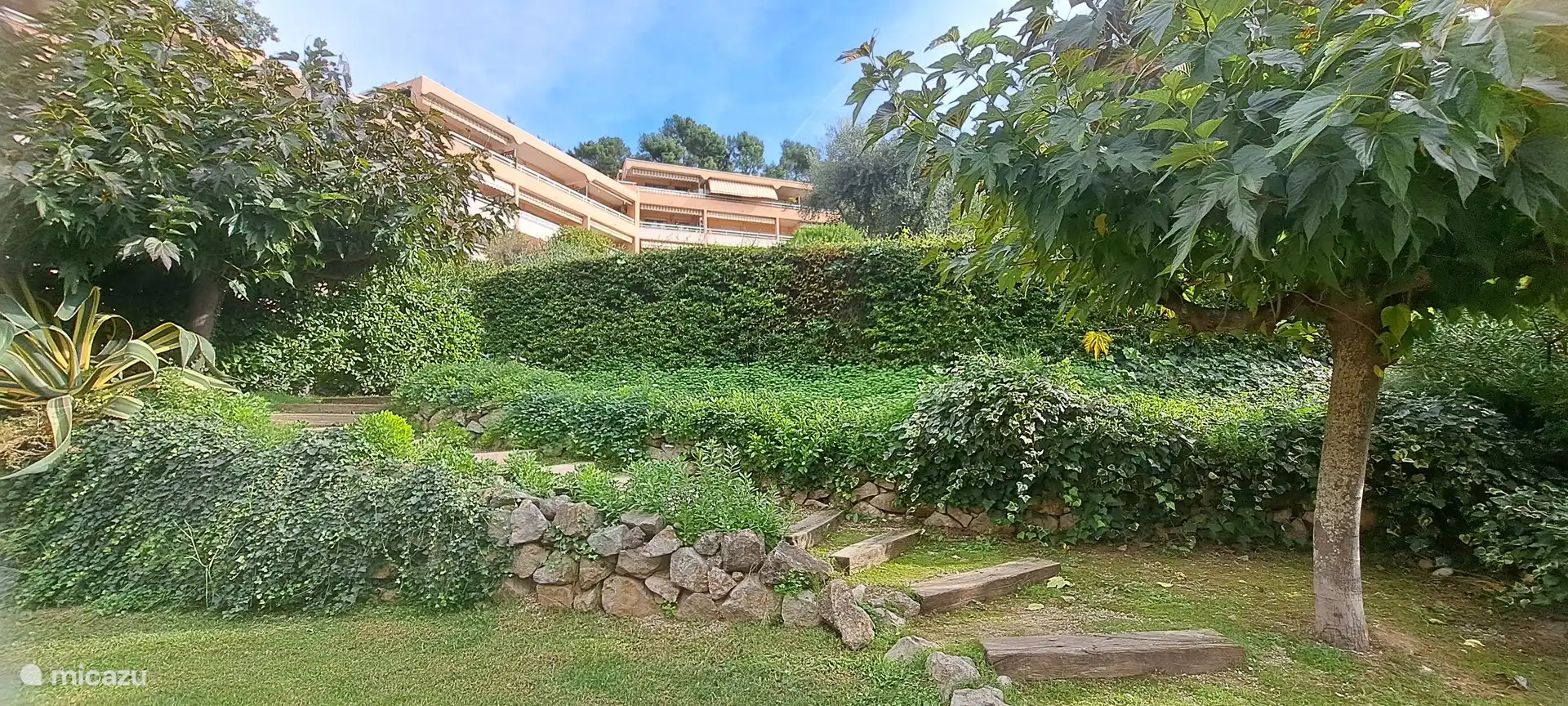 edenval heeft prachtig groen overal in het park. hier met uitzicht op het balkon vanaf beneden in de tuinen