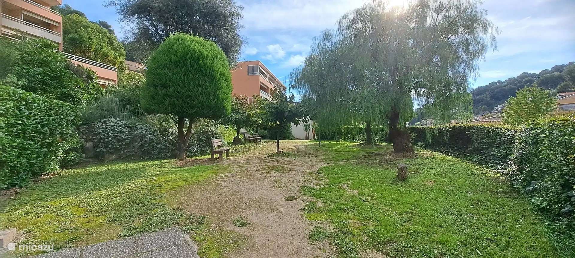 het veldje recht onder het appartement op het park. prima om een potje te voetballen, badmintonnen of jeu de boulen. 