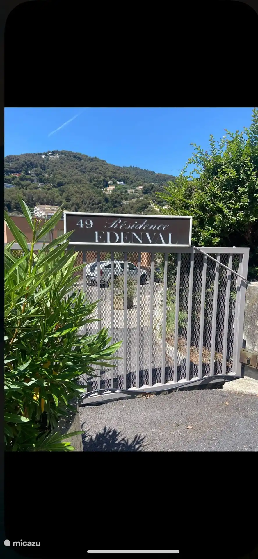 het appartement complex is afgesloten voor buitenstaanders zodat uw auto veilig op uw eigen parkeerplaats staat.