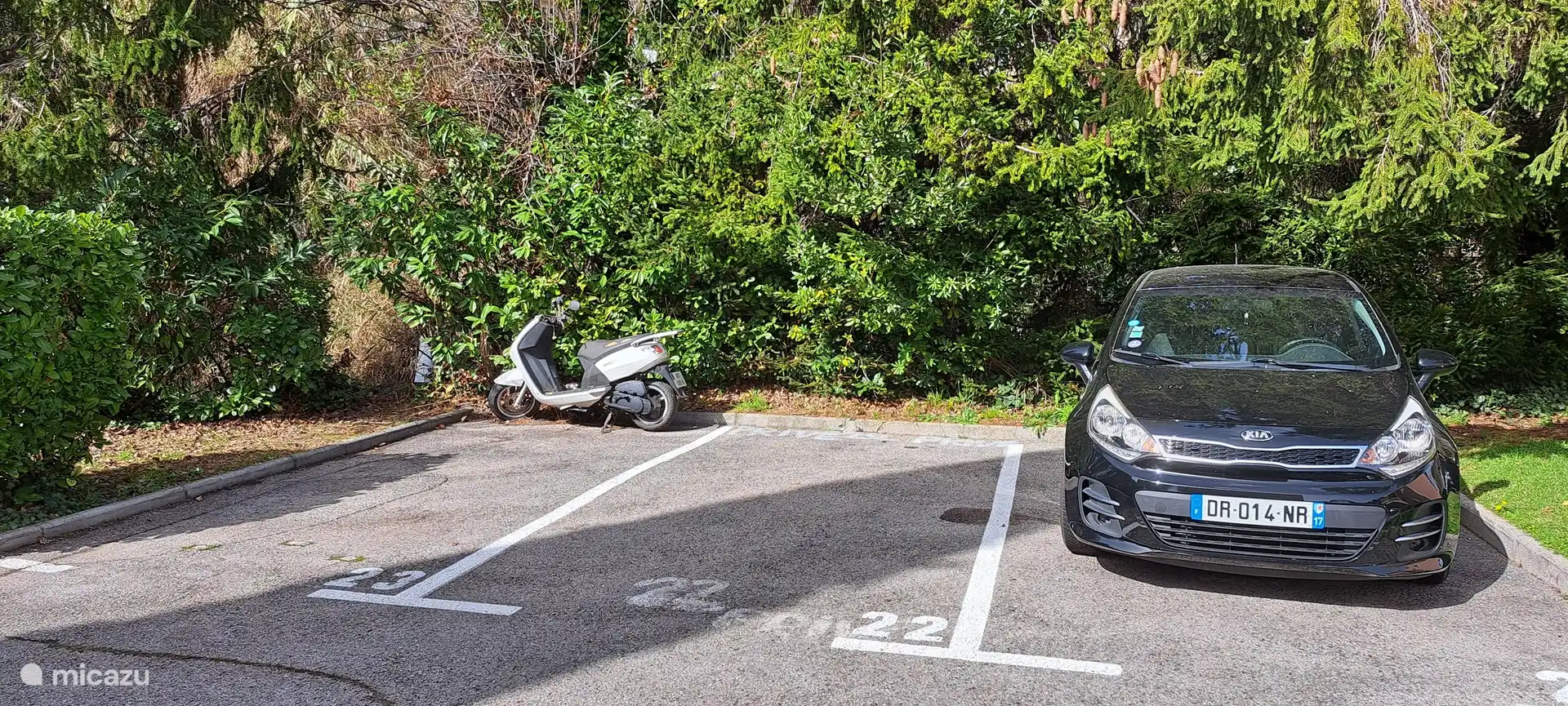 prive parkeerplaats op het terrein