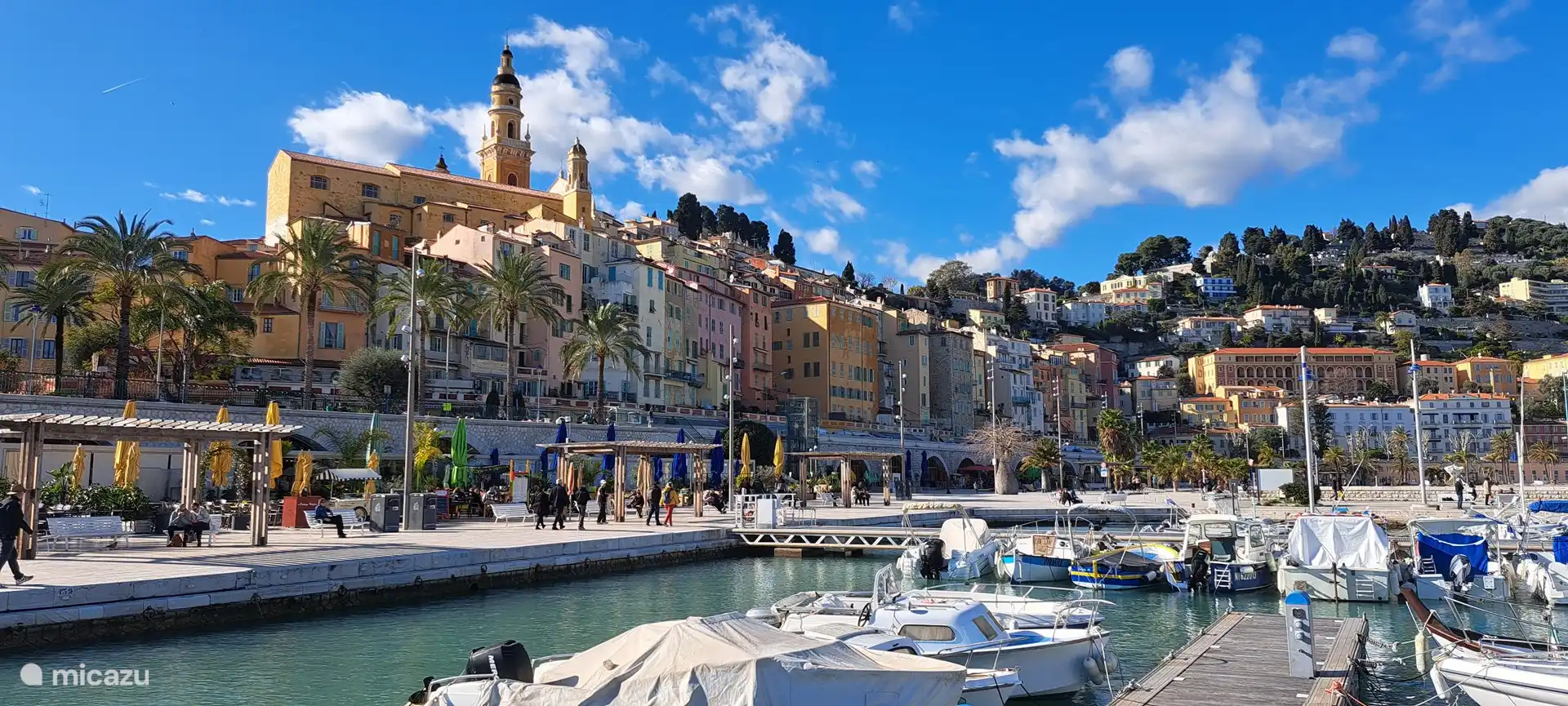 menton haven en boulevard, Deze boulevard loopt kilometers door van cap martin tot aan de italiaanse grens met vele leuke restaurants, barretjes  en beachclubs van heel hip tot chique en kindvriendelijk. 