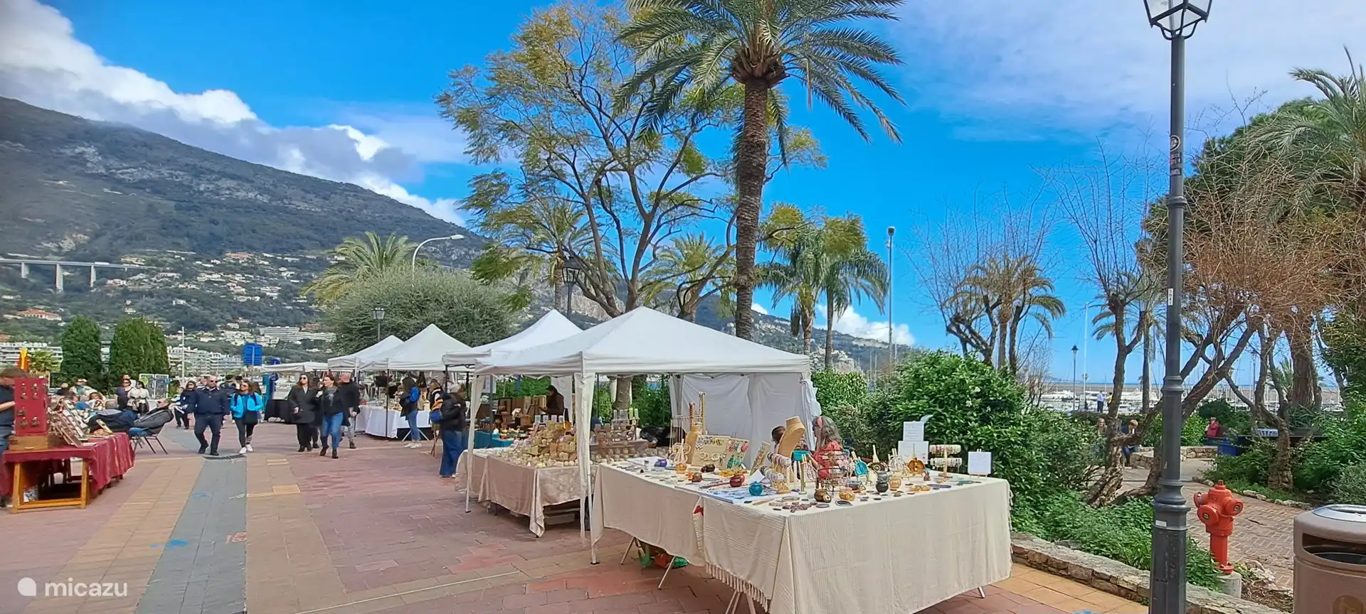 zaterdag ochtend markt, hier bij de haven.Deze markt is over een heel stuk van de  binnenstad verdeeld en in de speciale markthal. van snuisterijen, tot eten en kleding en heel veel lekker eten. Een grote markt, het hele jaar door op zaterdag.
