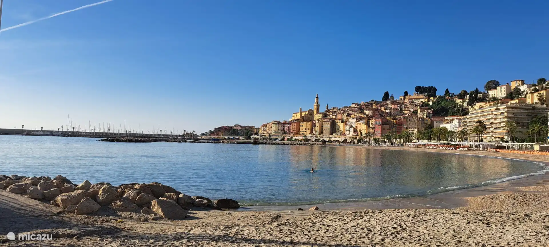De prachtige grote baai van menton is ingericht met zandstrand of kiezelstrand, net wat je het fijnst vind. Er zijn openbare toiletten Er wordt bijna het geheel jaar regelmatig door veel mensen baantjes getrokken. Deze foto is van half november.
