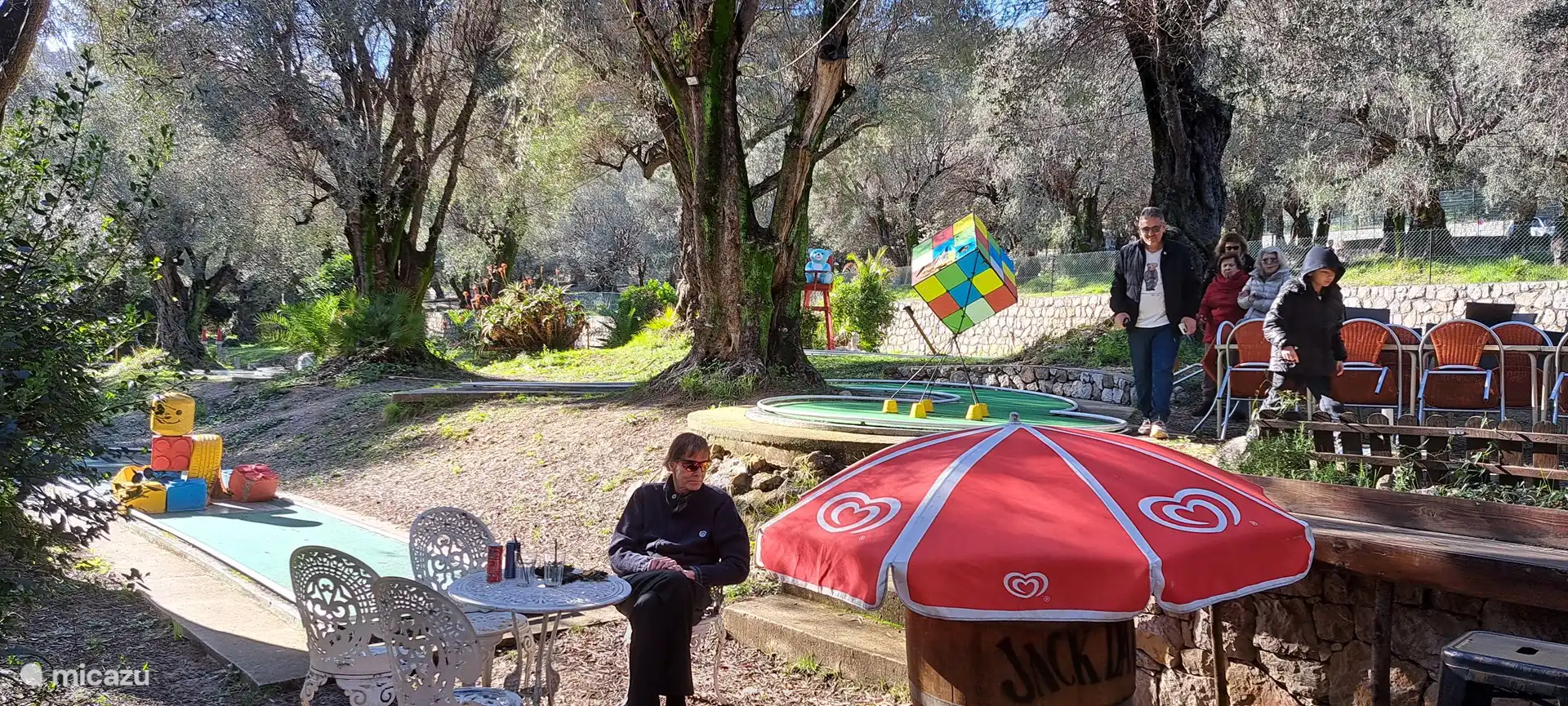 de mini golf met restaurant en bar in menton. ook buiten het zomerseizoen open. Deze foto is uit februari.
