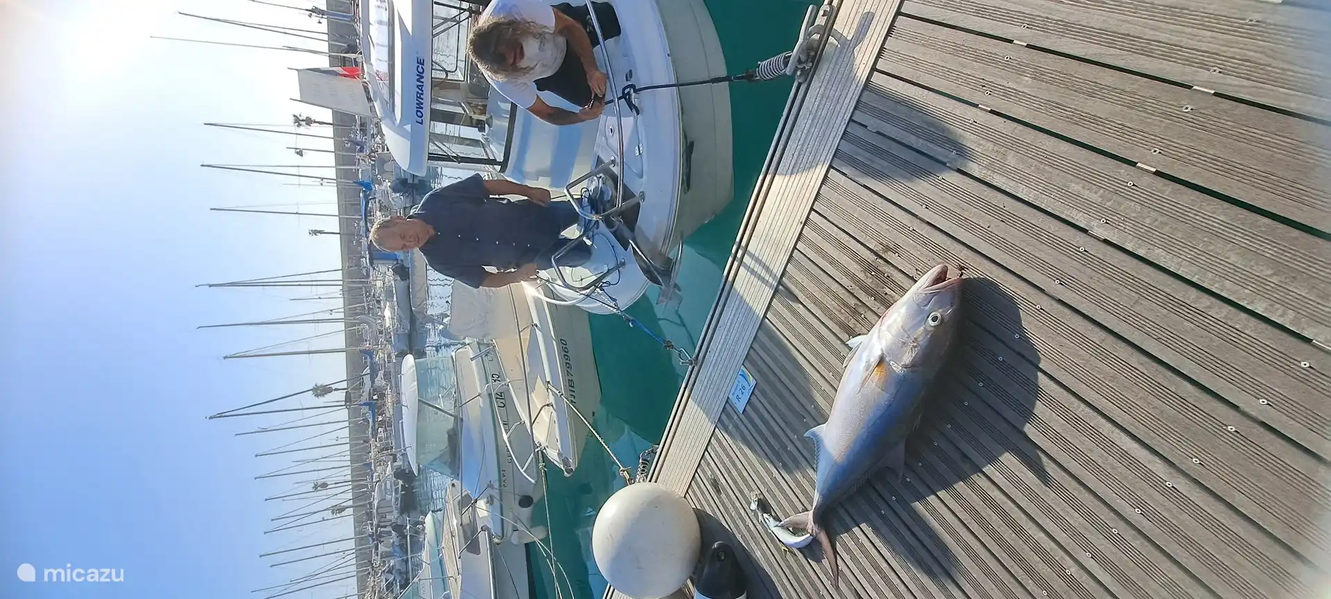 houdt u van varen of vissen? u kunt vanuit de haven van menton 
tours langs de kust maken zowel naar italie als naar monaco met schipper of zoals deze mensen een grote tonijn vangen met huurboot voor zeevissen
