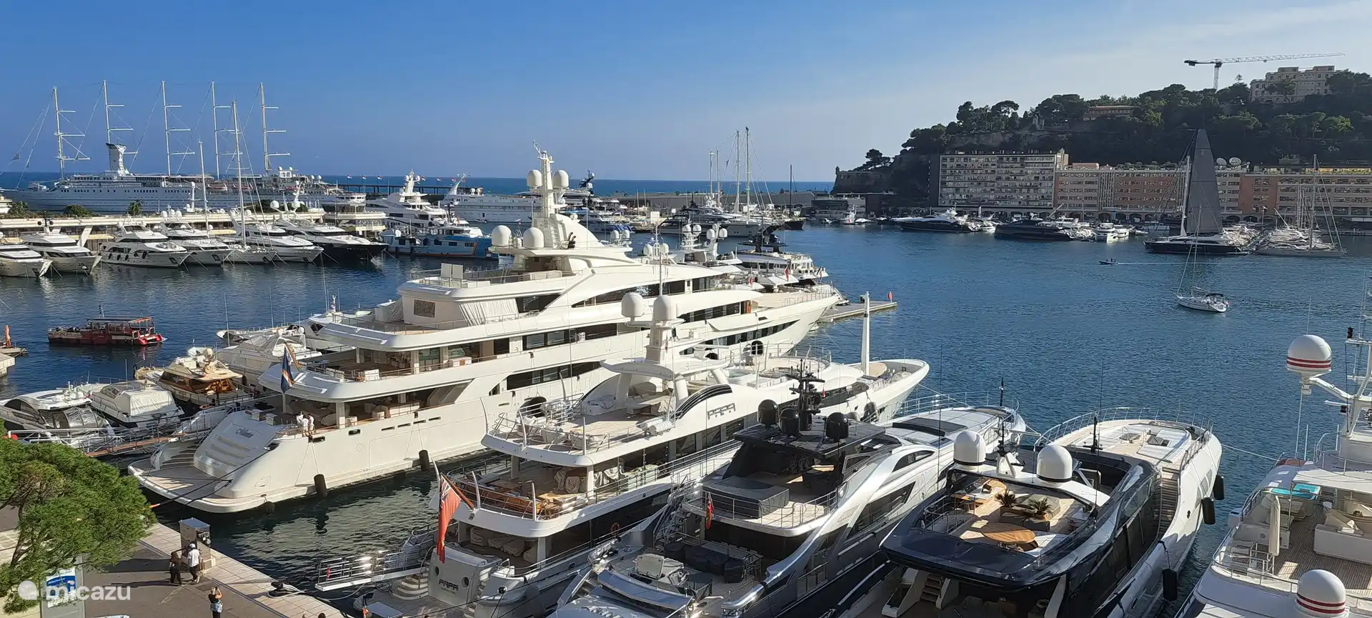 de boten zijn net wat groter hier dan elders. op de achtergrond links is het rode pondje dat je van de ene kant van de haven naar de andere brengt voor 1 euro