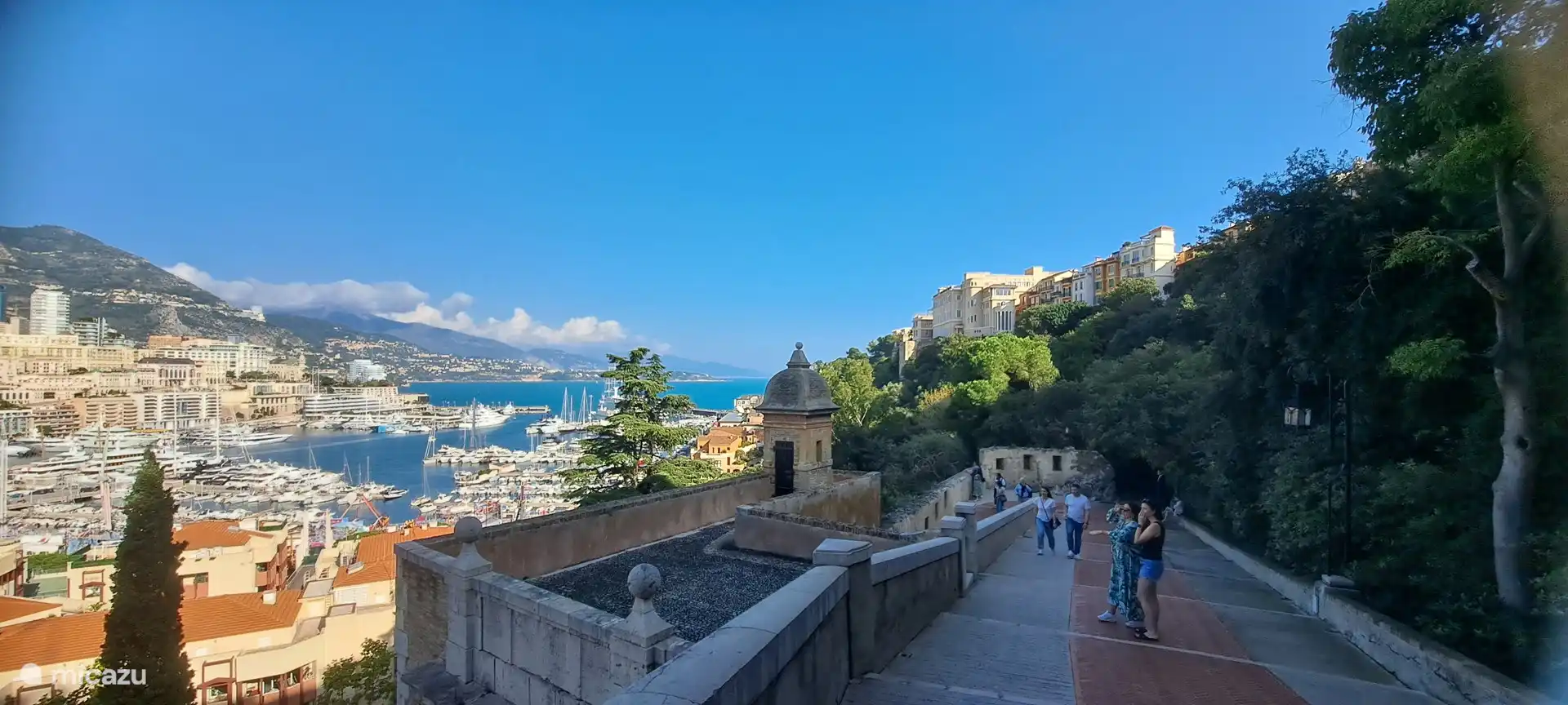 de tafelberg met kasteel van monaco is erg gezellig met leuke straatjes en prachtige tuinen. een goede plek om uit eten te gaan. omhoog met de roltrap en de lift en naar beneden via deze trappen (of de roltrap en de lift)