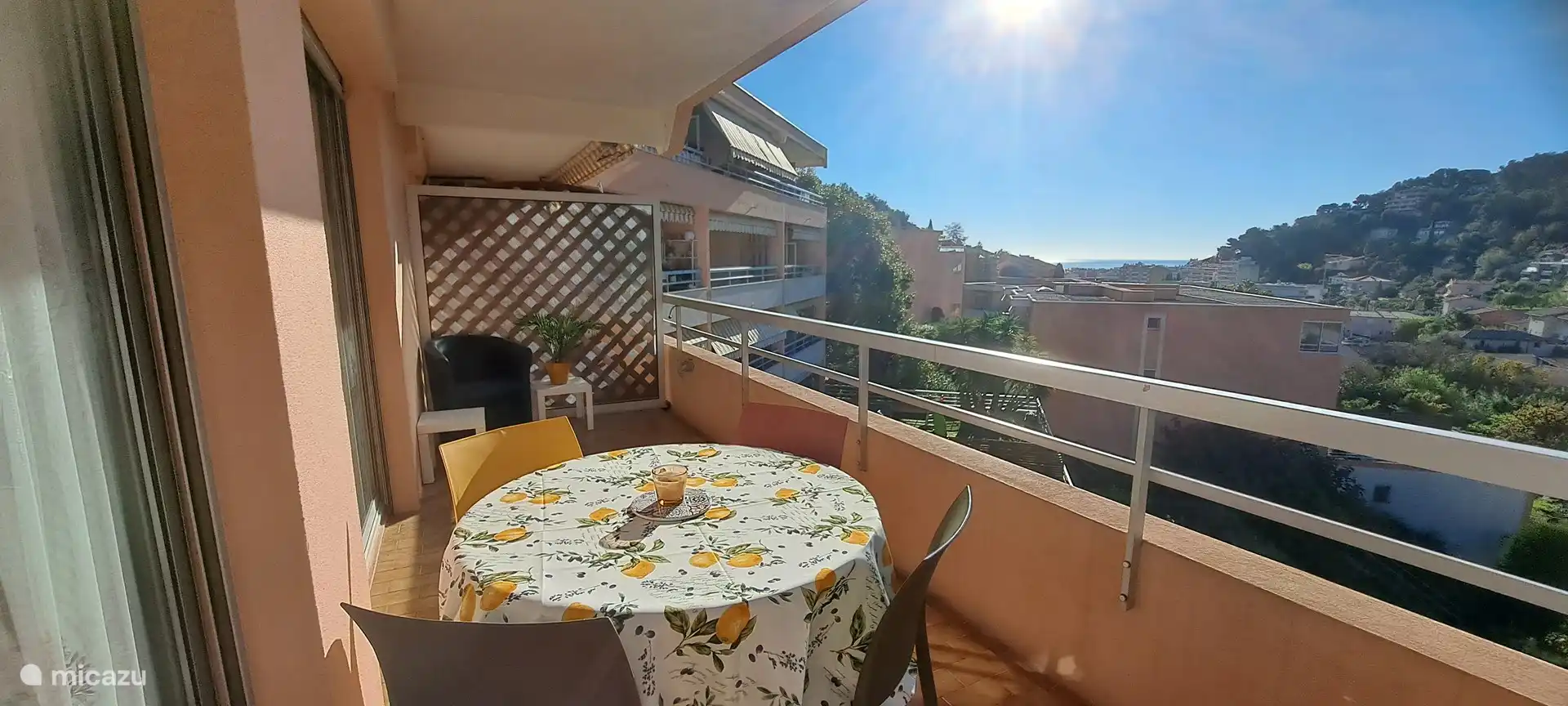 ruim terras met eettafel waar u al vanaf s ochtends kunt ontbijten met zeezicht. supermarkt met aparte bakker op 7 a 8 minuten lopen door de vallei voor verse croissantjes.