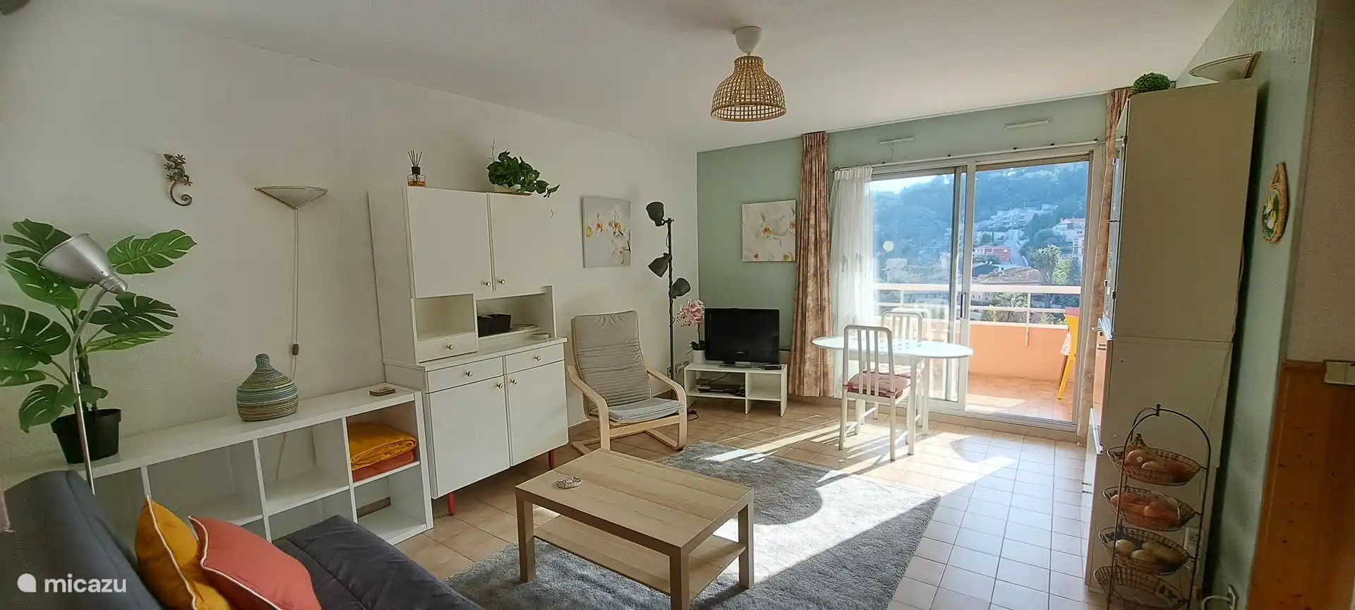 gezellige huiskamer met openslaande deuren naar het terras. tv met satellietschotel zodat u alle nederlandse kanalen kunt ontvangen