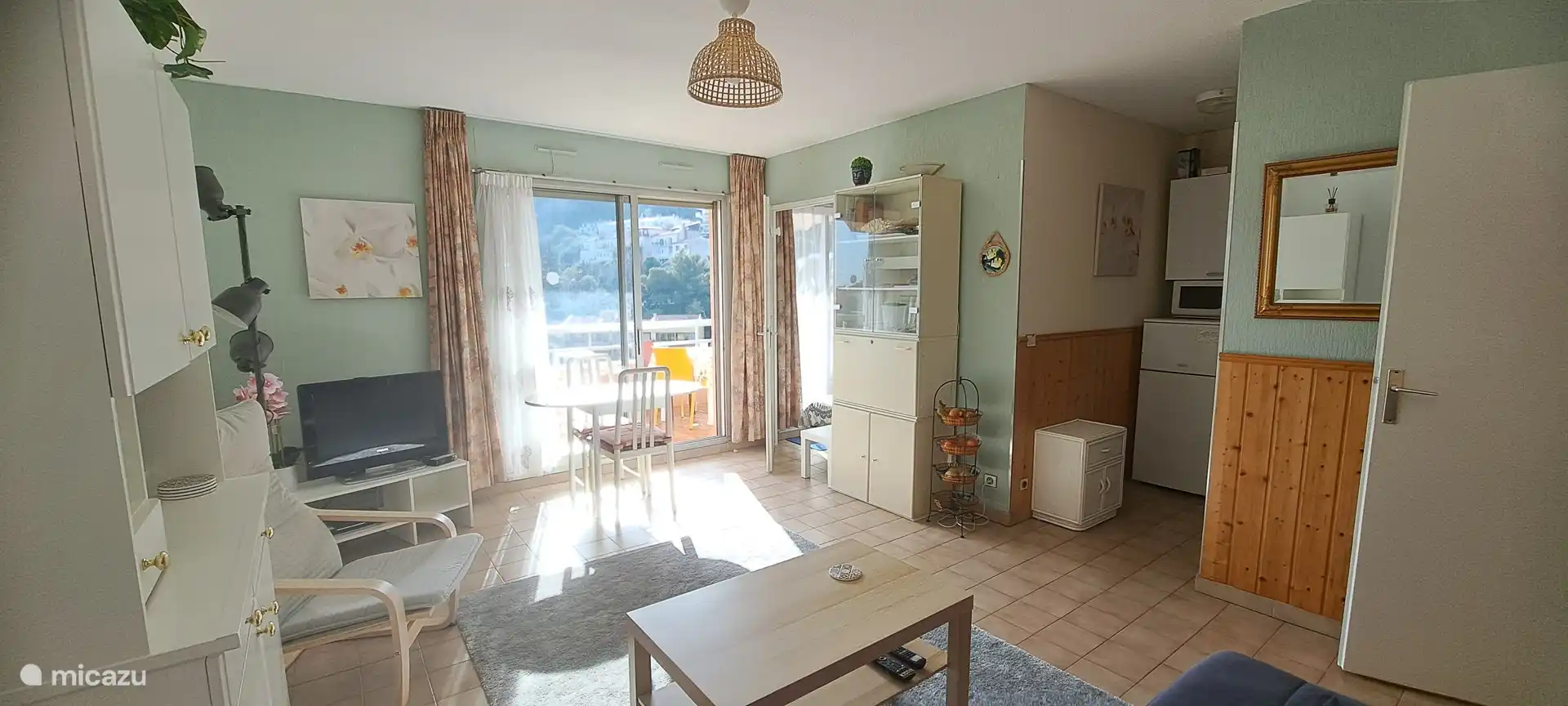 huiskamer met doorkijk naar deur slaapkamer en keuken