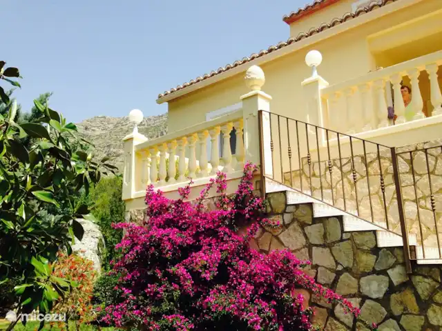 Location de Vacances Espagne, Costa de Valencia, Barx, villa - Villa Las Rocas Le bougainvillier en fleurs à l'escalier de la porte d'entrée
