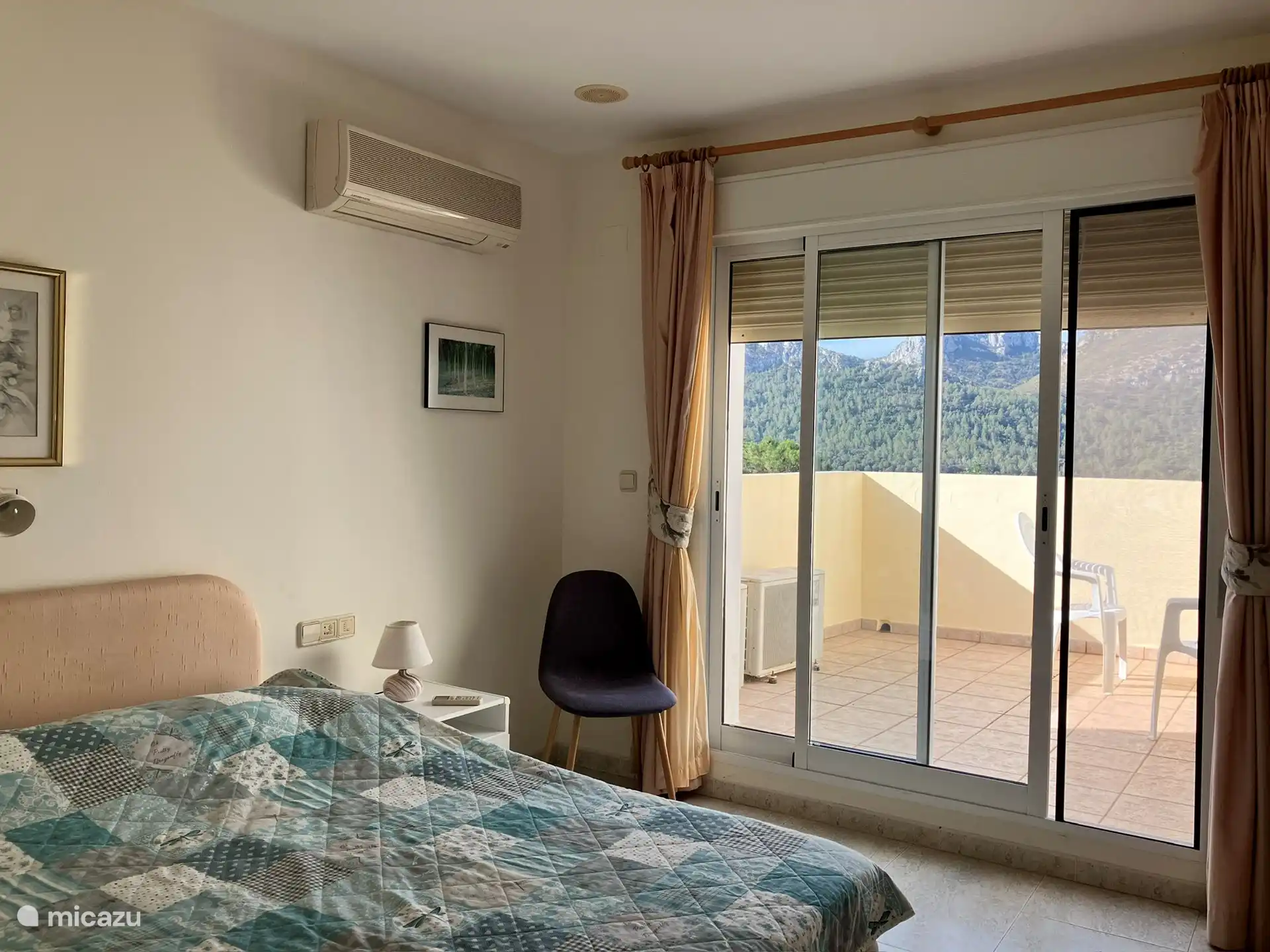 Doppelzimmer im zweiten Stock mit Blick über das Tal