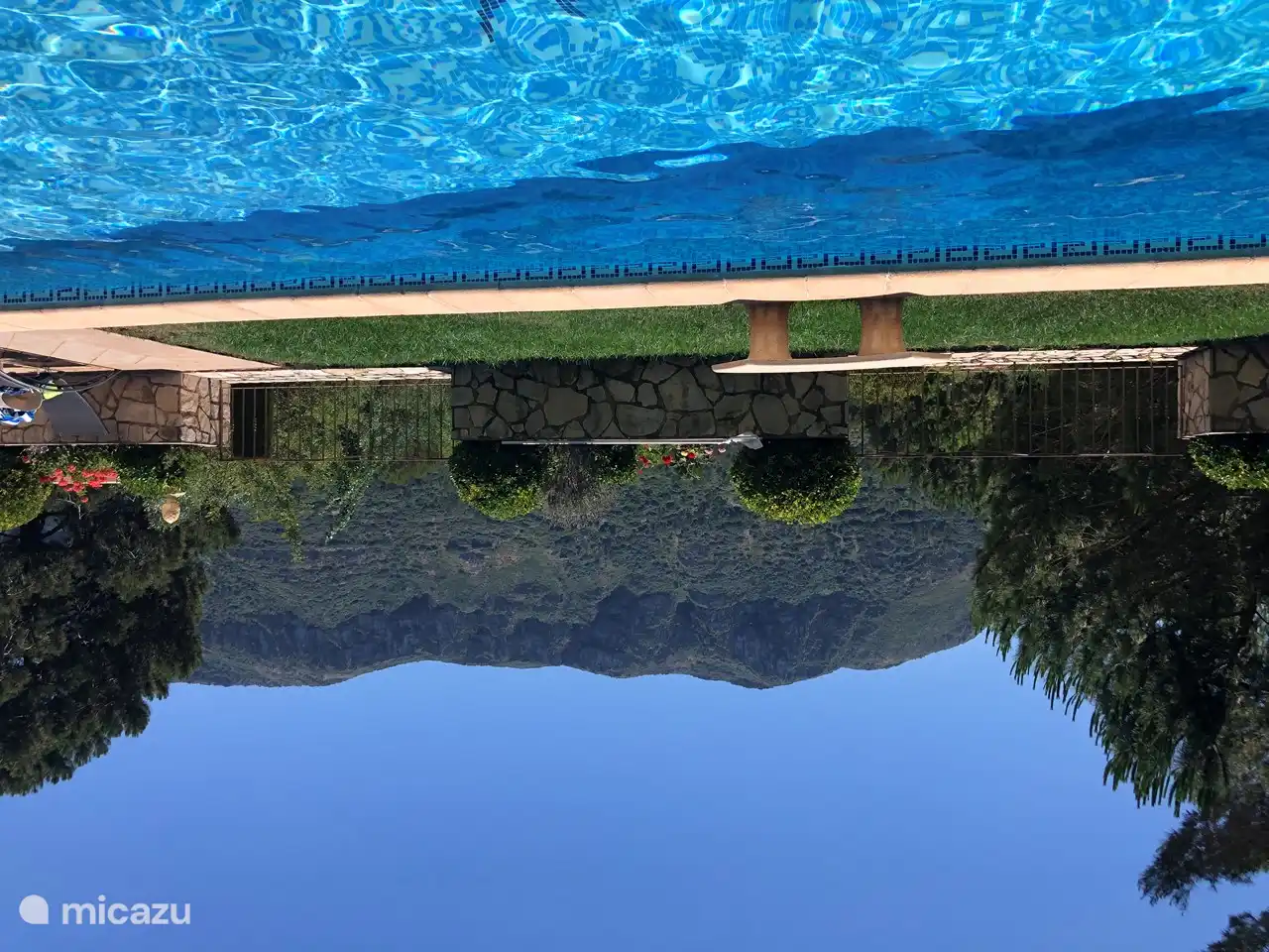 Privater Swimmingpool mit Blick auf die Berge auf der anderen Seite des Tals.