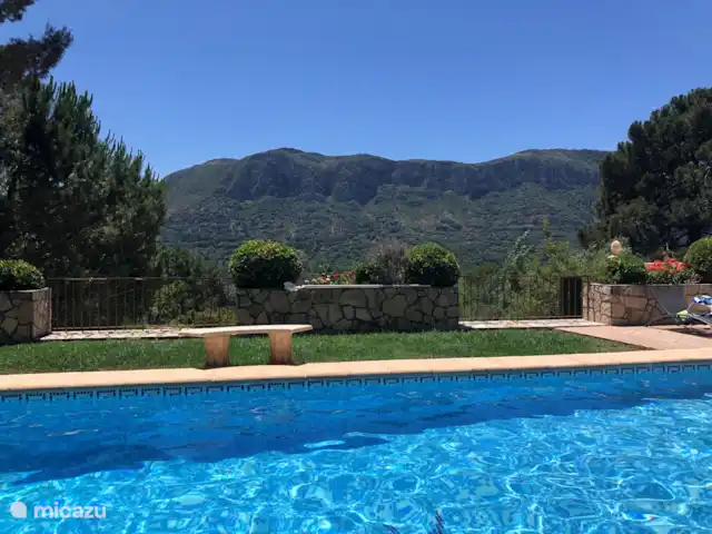Location de Vacances Espagne, Costa de Valencia, Barx, villa - Villa Las Rocas Piscine privée avec vue sur la montagne de l’autre côté de la vallée.