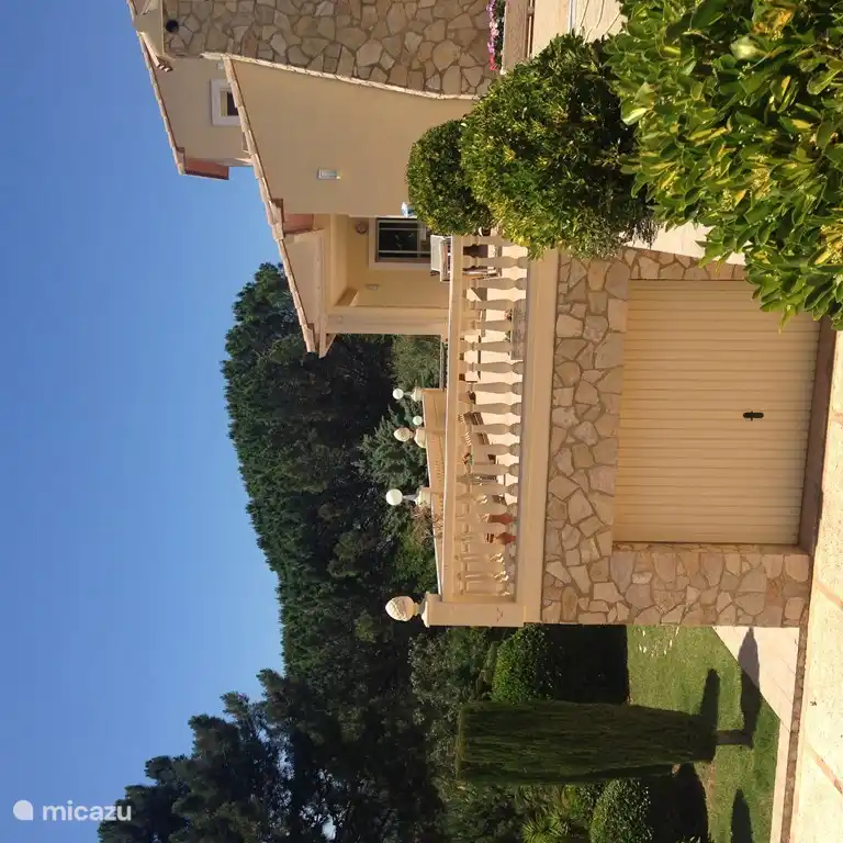 Wunderschön gelegene geräumige Villa mit privatem Pool am Fuße des Monduver, umgeben von einer Oase der Ruhe und Privatsphäre auf 1600 m2. Im Mietpreis ist die Wäschereinigung inbegriffen.