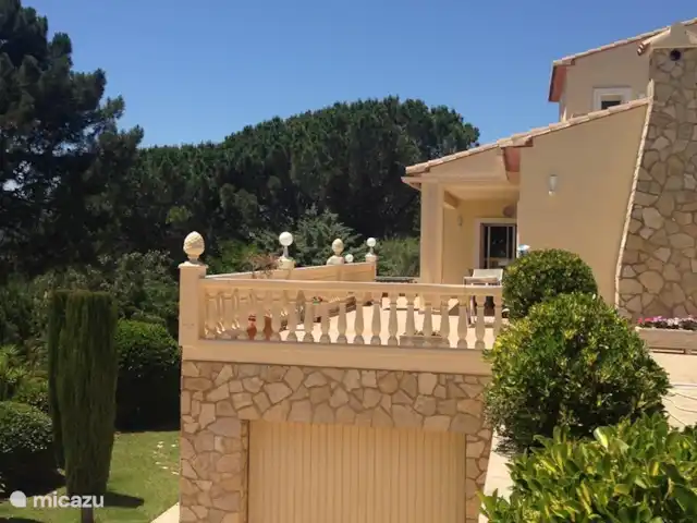 Location de Vacances Espagne, Costa de Valencia, Barx, villa - Villa Las Rocas Villa spacieuse magnifiquement située avec piscine privée au pied du Monduver, entourée d’une oasis de paix et d’intimité sur 1600 m2. Le prix de la location comprend le nettoyage du linge.