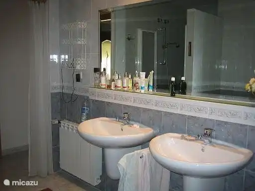 Badezimmer des Master-Schlafzimmer im Erdgeschoss